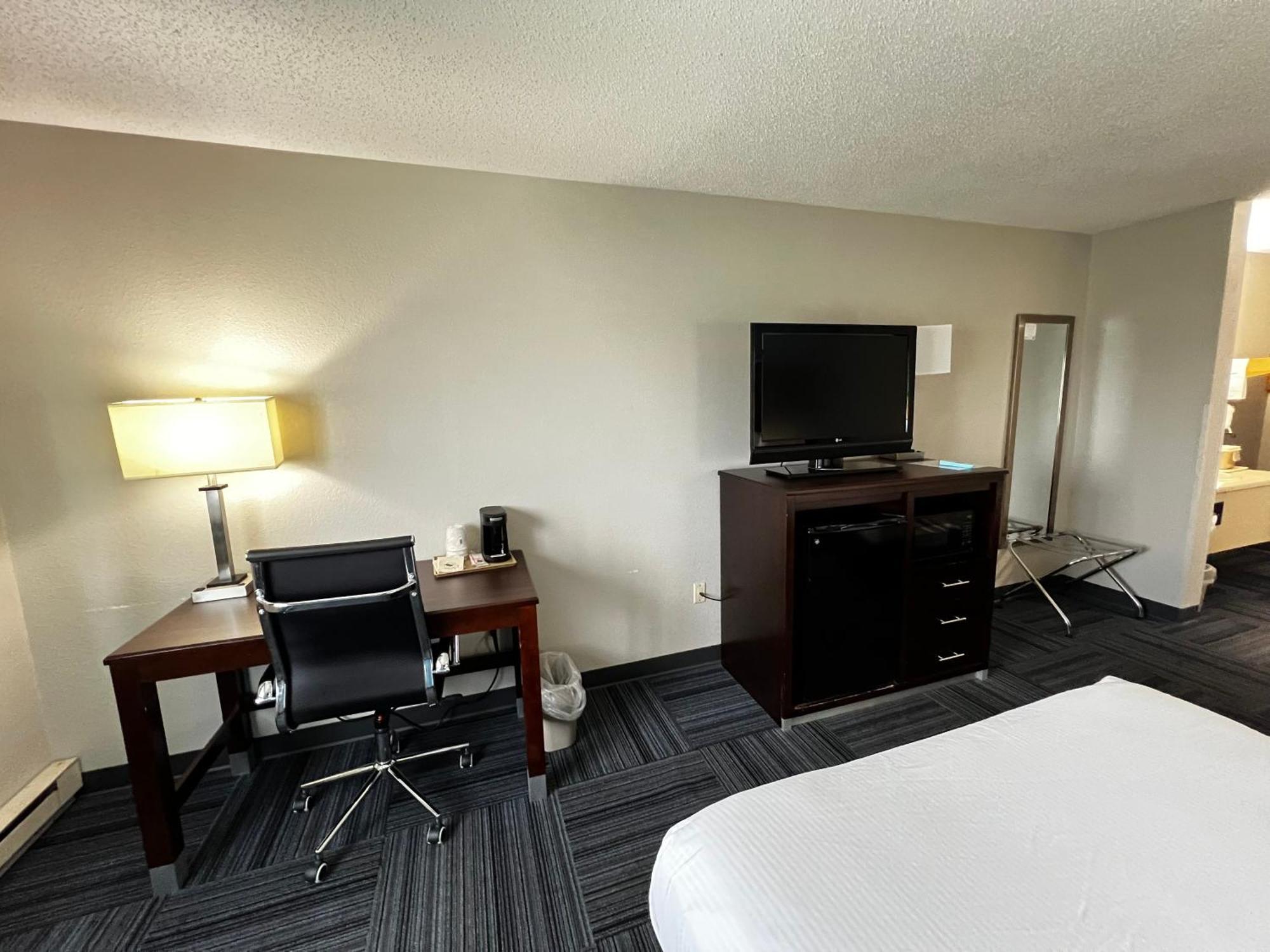 Baymont By Wyndham Marinette Hotel Exterior photo